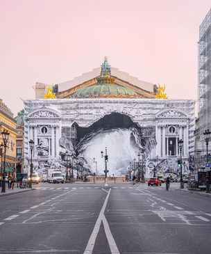Главный фасад Опера Гарнье в Париже превратился в пещеру