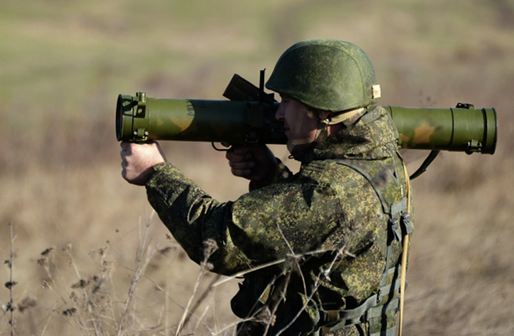 Военнослужащий с реактивным огнеметом РПО «Шмель» | maximonline.ru