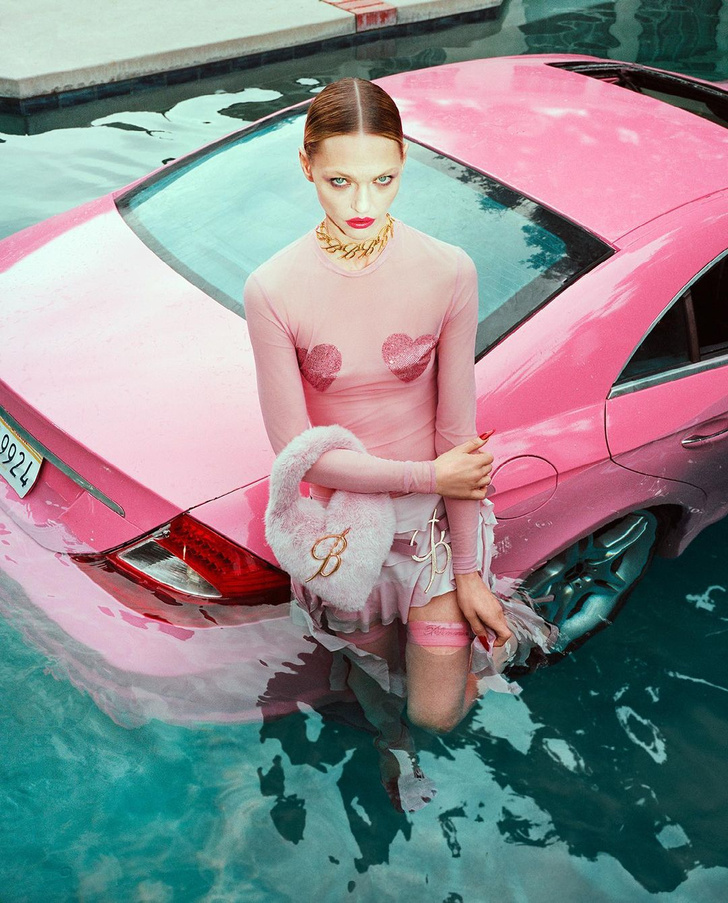 «Тревожный» розовый в новой рекламной кампании Blumarine