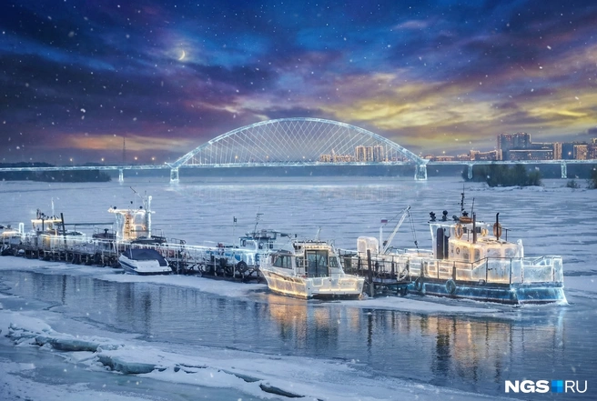 В таких условиях, конечно, прогулочным катерам придётся превратиться в мини-ледоколы, если такое вообще возможно. Зато Бугринский мост, наконец, светится&nbsp;— и даже без участия властей и городских структур | Источник: Александр Ощепков, Юрий Орлов / Городские медиа