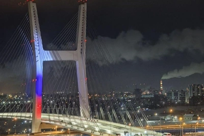 Новосибирский четвертый мост подсветили в цвета российского флага