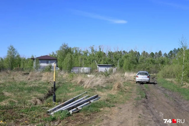 Даже эта ужасная дорога, по которой хоть частично можно пройти,&nbsp;— чужой участок. Определить это удалось по желтым столбикам газовых трасс. Пока сосед не оградил проезд, но это дело времени | Источник: Михаил Шилкин