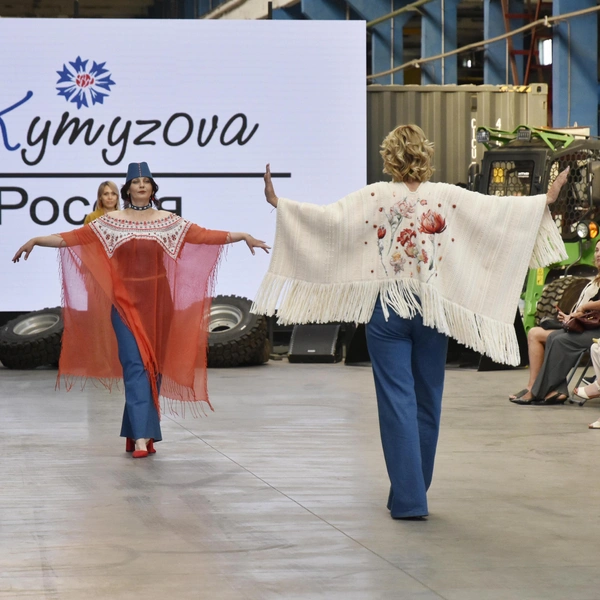 Народные мотивы в дизайнерской одежде | Источник: Валерия Крапивина