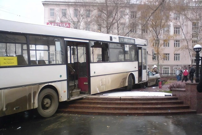 Автобус остановился у памятника Николаю Чудотворцу | Источник: МОЙ ГОРОД — ПЕРМЬ! / Vk.com