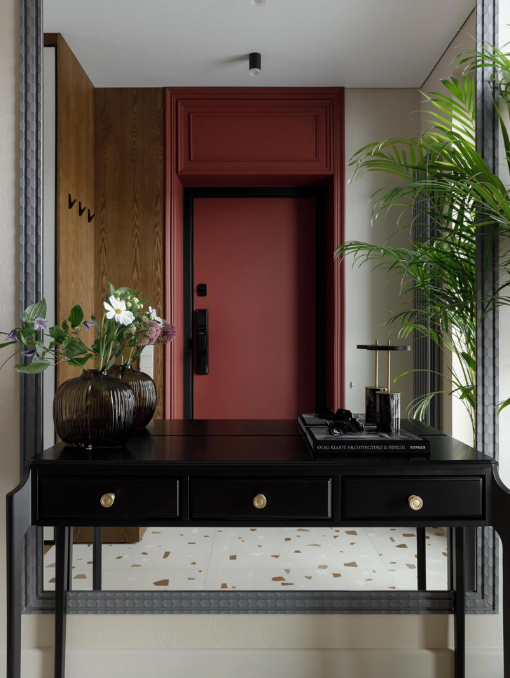 Консоль, Dantone Home. Лепнина, Orac Decor, Decor-Dizayn, Evroplast. Керамогранит Impronta, Italgraniti Nuances. Входная дверь, Torex. Открытая система хранения в шпоне изготовлена на заказ по эскизам дизайнера. | Источник: Елизавета Гуровская. Стиль: Анна Стрижак