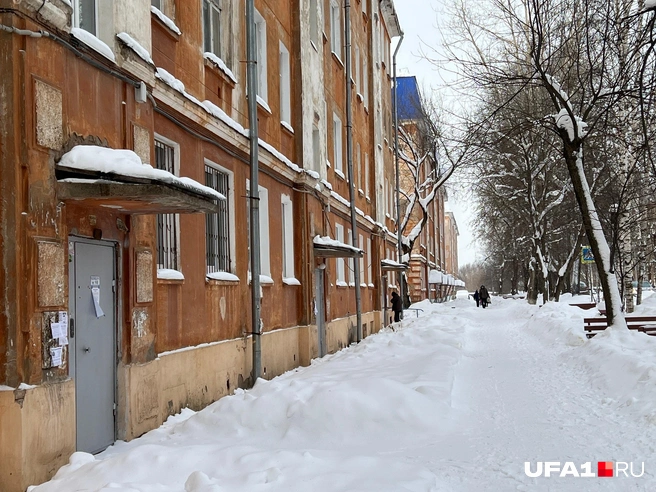 В доме № 4 сделали синюю крышу | Источник: Андрей Бирюков / UFA1.RU