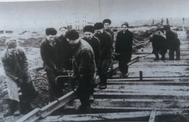 Так строили железную дорогу | Источник: kumertau-archive.ru