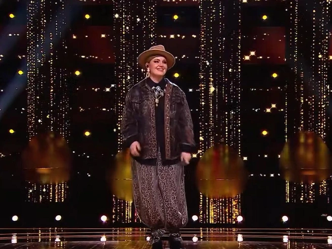 Екатерина Фоминых в эффектном сценическом образе | Источник: Телешоу «Ну-ка, все вместе!»