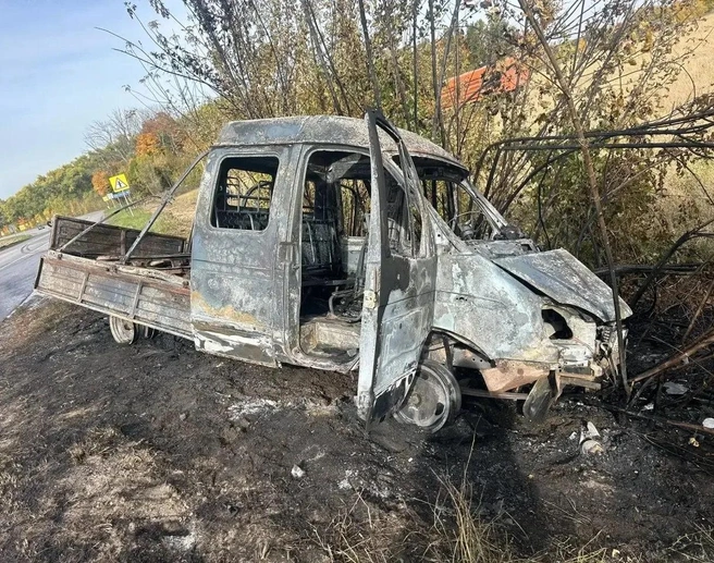 От «Газели» остался только сгоревший кузов | Источник: ГУ МВД России по Воронежской области / max.ru/mvd36