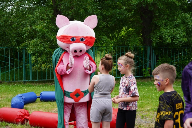Ребята научили свинок играть в ладушки | Источник: «Сибагро»