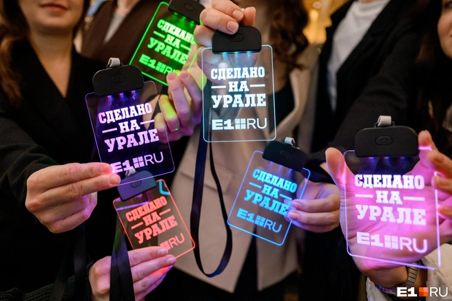 У журналистов E1.RU были особые бейджи | Источник: Максим Комаров / Городские порталы