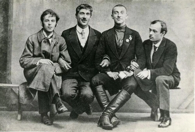 Осип Мандельштам, Корней Чуковский, Бенедикт Лившиц и Юрий Анненков в 1914 году | Источник: Карл Булла, общественное достояние / Wikipedia.org
