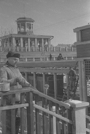 Бригадир маляров Фирсов А. Н. за расчисткой главной эстакады речного вокзала 31 марта 1954 года | Источник: фотофонд Самарского областного госархива социально-политической истории