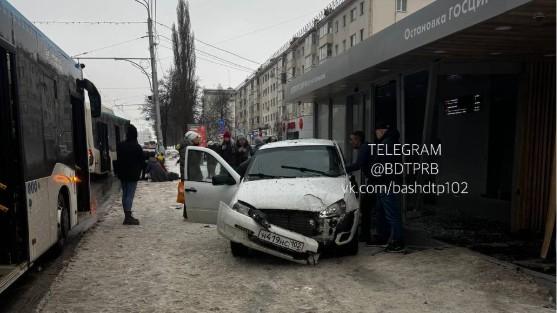 У Госцирка в Уфе «Лада» вылетела на остановку и сбила ребенка