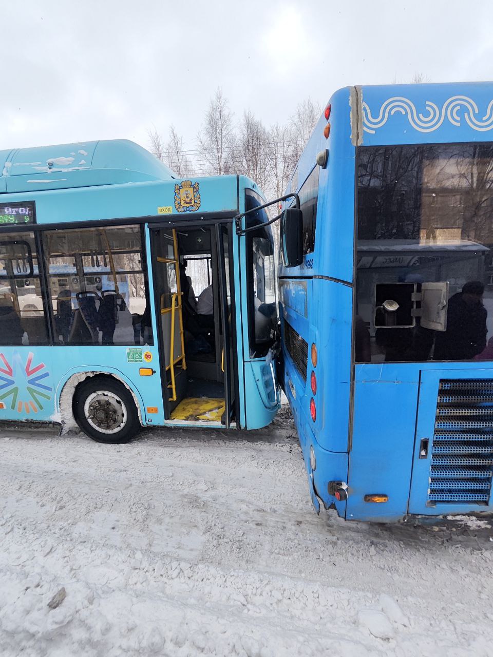 Жителям Архангельска пришлось толкать застрявший автобус: как еще срывались  рейсы в непогоду | 04.04.2024 | Архангельск - БезФормата