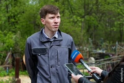 На первом кладбище Череповца убрали более 20 упавших деревьев