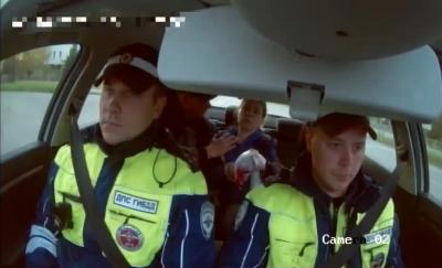 Новгородские автоинспекторы спасли палец сельчанке