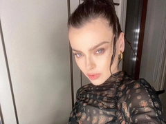 Елена Темникова честно показала следы от годами мучившей ее тяжелой формы акне