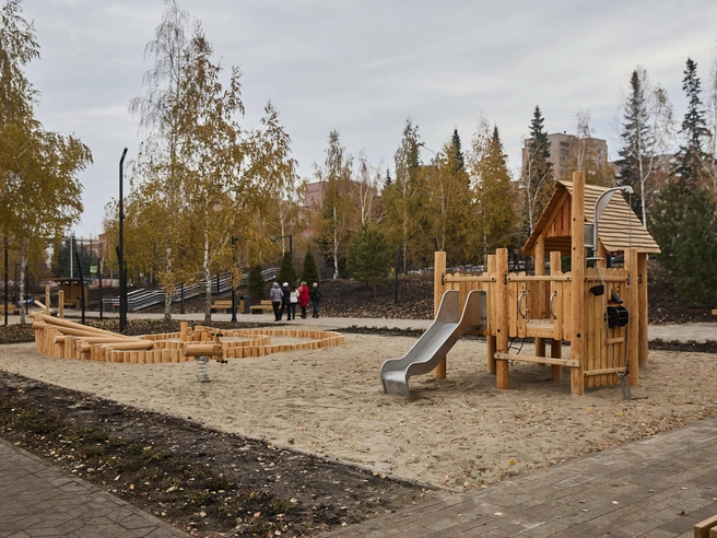 На территории установлена современная детская площадка, выполненная из экологичных материалов. | Источник: Александр Ощепков / NGS.RU