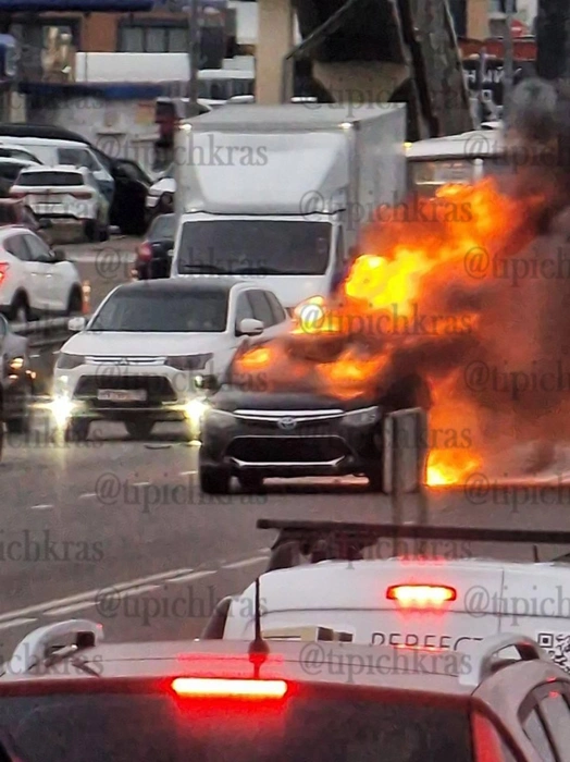 Машина горела еще во время движения | Источник: Краснодар Телетайп / T.me