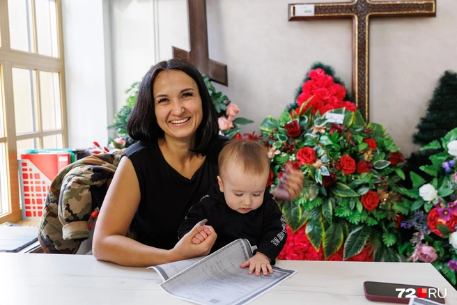 Малыш даже не подозревает, что за документы он рассматривает | Источник: Ирина Шарова / 72.RU