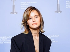 Аксенова впервые за год вышла в свет, Мороз показала женщину-вамп: звезды на веб-премии