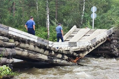 На Алтае из-за подъема воды обрушился мост к селу Каракол
