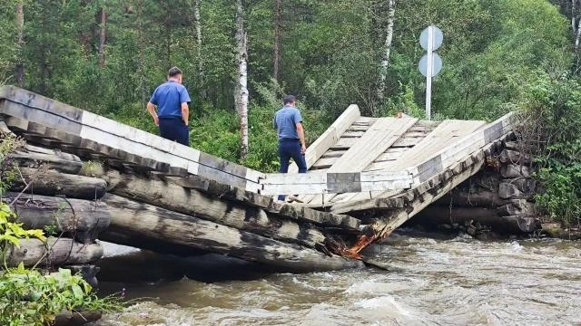 В Республике Алтай обрушился мост из-за подъема воды в реке — фото | Источник: Айдар Елеков