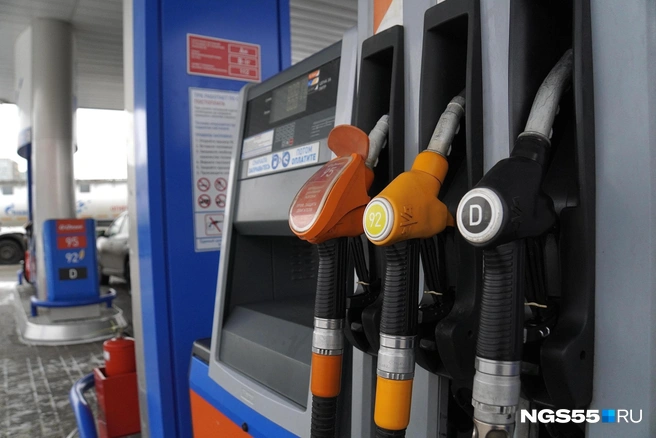 С обрушением цен на нефть первым начинает дорожать бензин | Источник: Евгений Софийчук / NGS55.RU