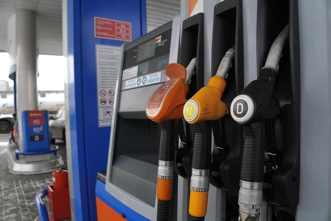 С обрушением цен на нефть первым начинает дорожать бензин | Источник: Евгений Софийчук / NGS55.RU
