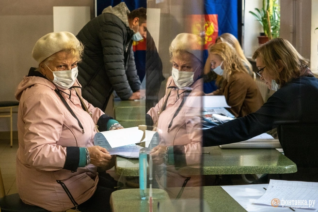 Обычное пенсионное до сих пор можно оформить в Социальном фонде или МФЦ | Источник: Михаил Огнев / FONTANKA.RU