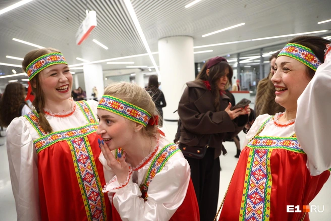 После концерта в фойе продолжали напевать песни Кадышевой | Источник: Владислав Лоншаков / E1.RU