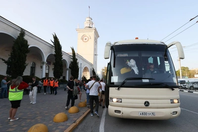 После атаки дрона пассажиров из Крыма вывозят автобусами