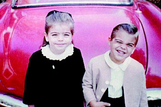 Трехлетний Джордж с сестрой Адой в 1964 году.