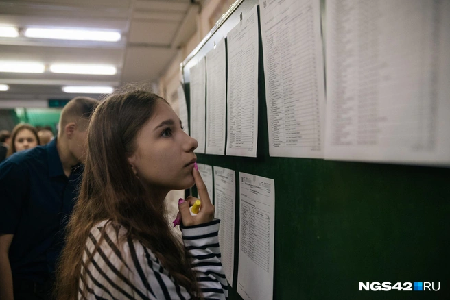 Почти половина школьников по-прежнему выбирает обществознание | Источник: Максим Серков / NGS42.RU