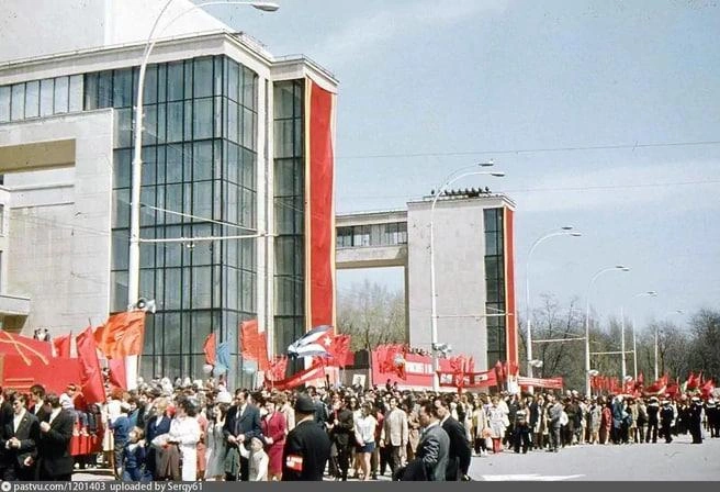 Красные флаги на Театральной площади, 1973 год | Источник: Pastvu.com