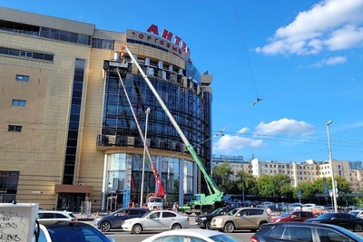 ТЦ «Антей» в Екатеринбурге окружает техника