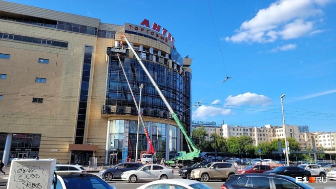 «Антей» окружила строительная техника | Источник: читатель E1.RU