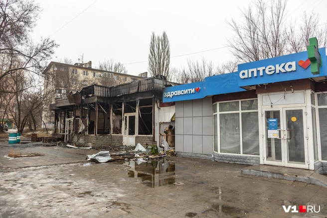 С виду аптека кажется не пострадавшей, но впечатление возможно обманчиво | Источник: Константин Завриков / V1.RU
