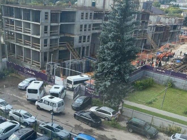 Ко входу пригнали несколько автобусов | Источник: читатель NN.RU