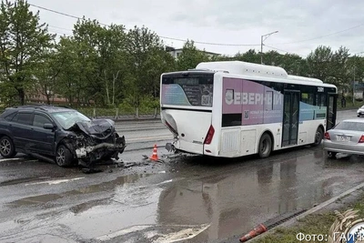 На Камчатке водитель Lexus врезался в автобус и пострадал