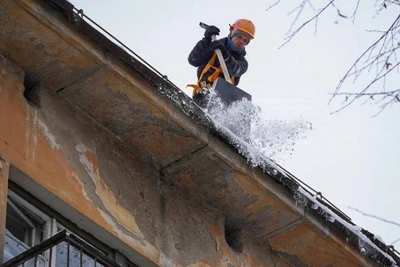 150 кровель очищено от снега и наледи в Вологде за сутки