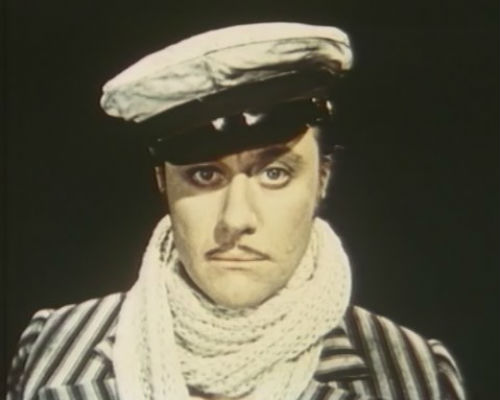 Андрей Миронов перевоплотился в культового героя в четырехсерийном фильме-мюзикле «12 стульев» в 1976 году