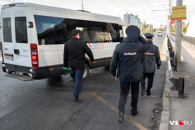 Водителя маршрутки остановили из-за пассажира — «безмасочника» | Источник: Павел Мирошкин