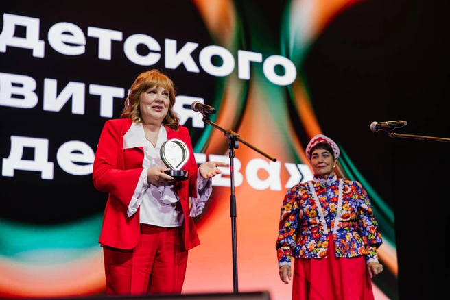 На сцене Елена Прусакова растрогалась | Источник: Ксения Зимина