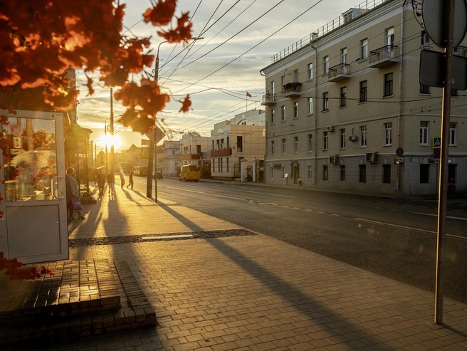 Ярославцы ждут автобусы на остановках в вечернем городе | Источник: Александр Куренной / 76.RU