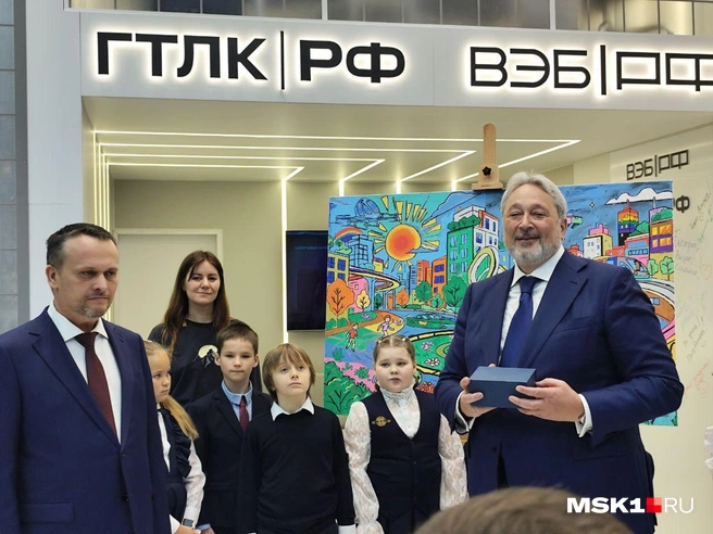 Гендиректор ГТЛК Михаил Парнев (справа) с министром транспорта РФ Андреем Никитиным (слева) на форуме «Транспортная неделя» в Гостином дворе | Источник: Игорь Мещанев / MSK1.RU