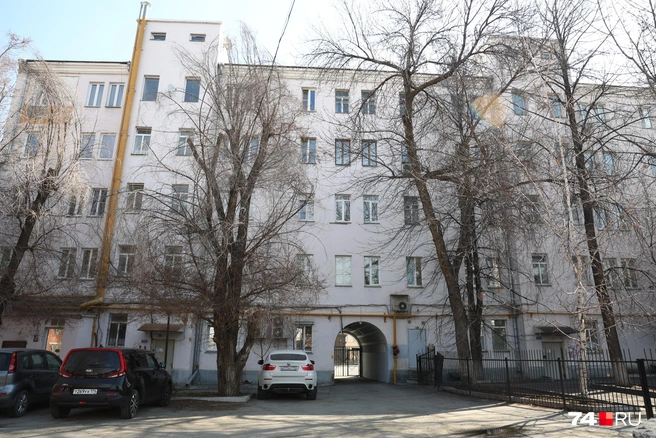 Со двора дом выглядит уже не так интересно | Источник: Михаил Шилкин