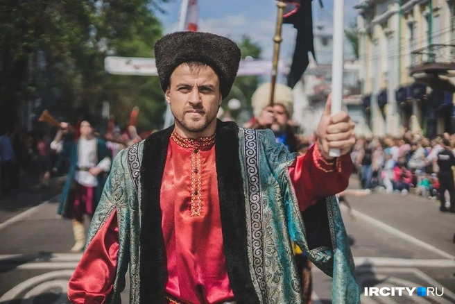 Затем на карнавале стало больше «традиционных», скажем так, колонн | Источник: Кирилл Фалеев / «ИрСити»