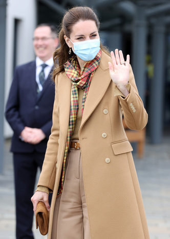 Пальто Massimo Dutti оттенка соленой карамели и особенный шарф: Кейт Миддлтон в Шотландии